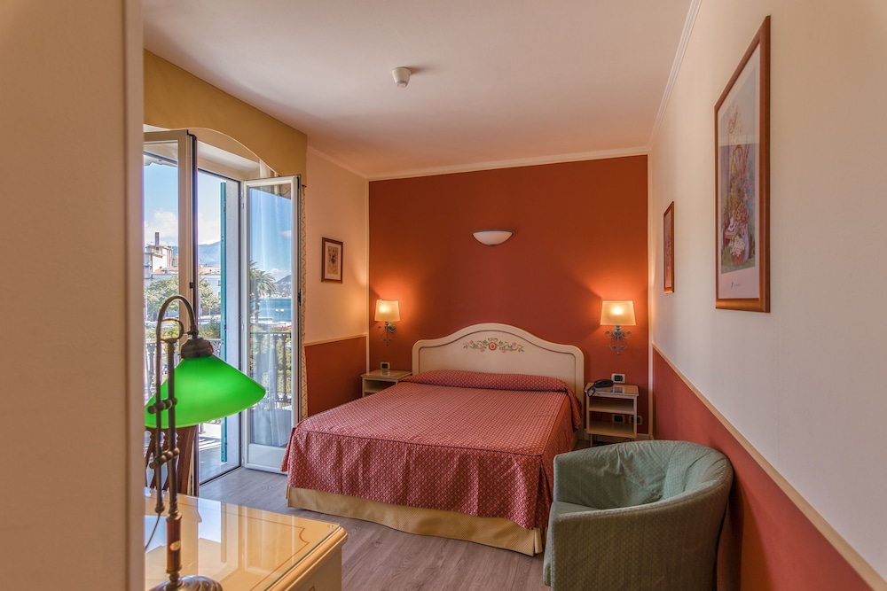 Deluxe Double Room, Partial Sea View photo 1