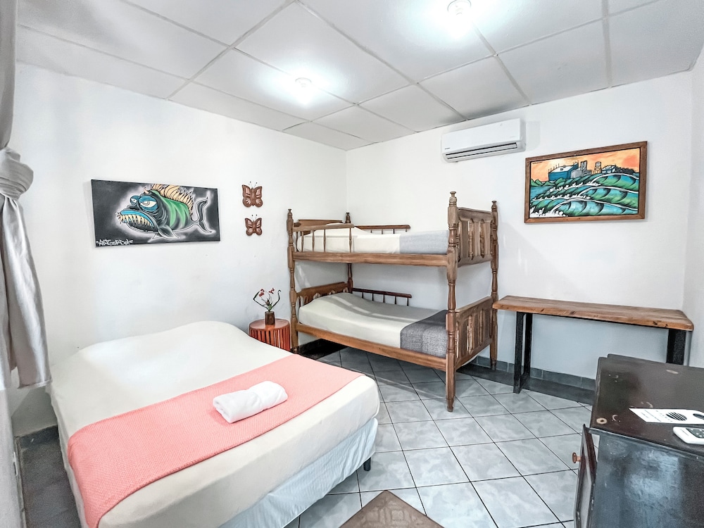 Standard Triple Room, 1 Bedroom, Shared Bathroom photo 3