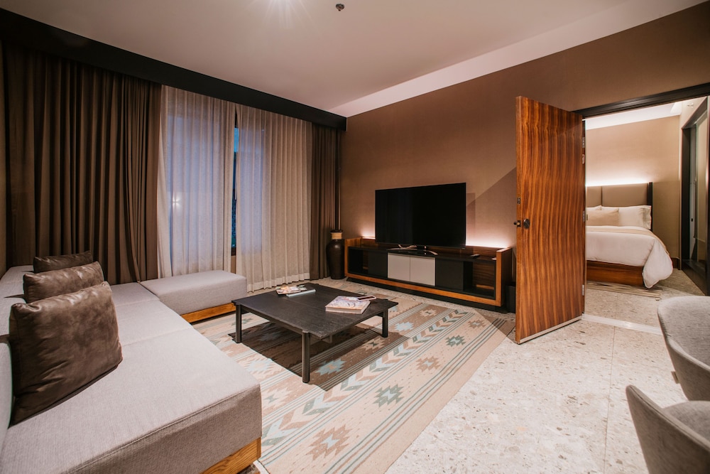 Suite, 1 King Bed (Master) - Photo 4