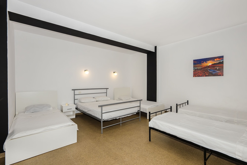 Family Room, Multiple Beds photo 2