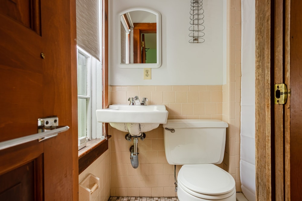 Room, 1 Queen Bed, Private Bathroom (#53 Annex Building) photo 2