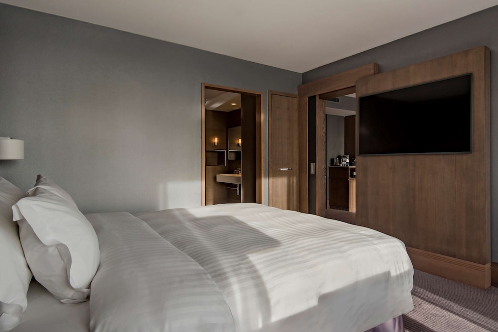 Suite, 1 Bedroom (Runway View) - Photo 6