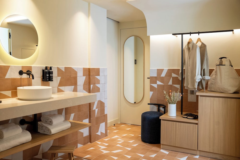 Deluxe Room - Photo 10