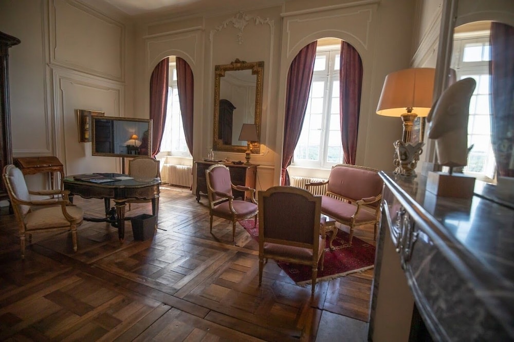 Signature Suite - Photo 2