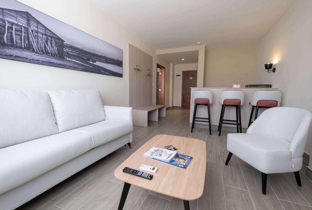 Business Suite, 2 Queen Beds, Non Smoking