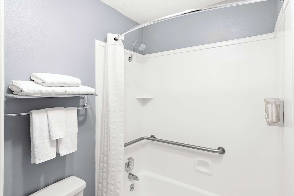 Standard Room, 1 Queen Bed, Non Smoking (Small Room) photo 2