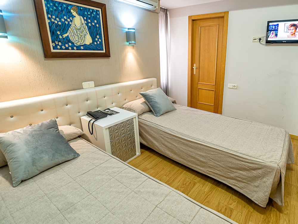 Economy Double Room (2 Single Beds) photo 2