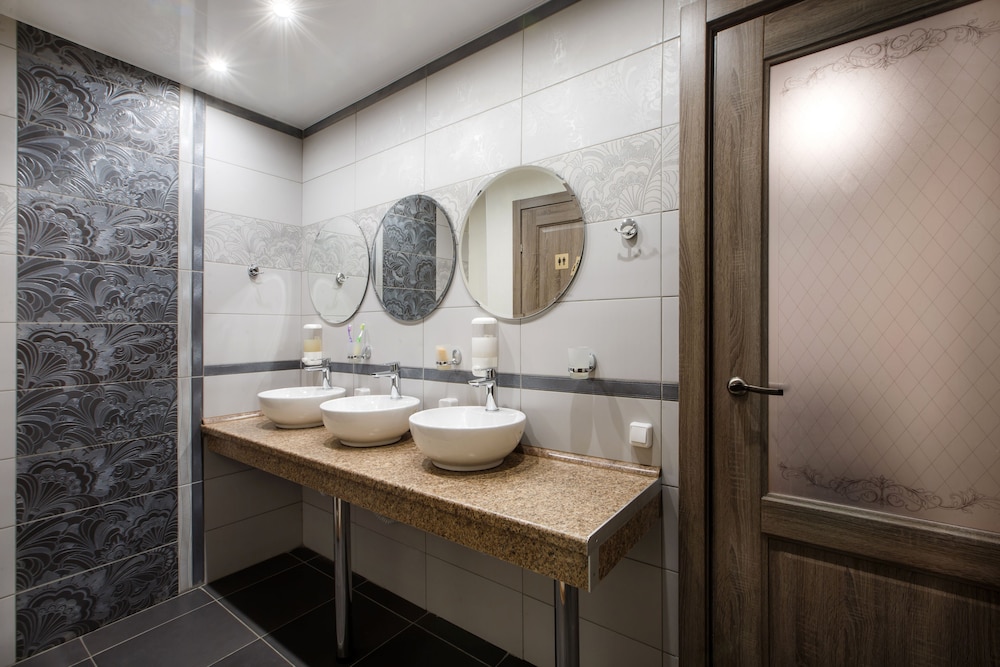 Shared Dormitory, Women only, Shared Bathroom (6 Beds) photo 3