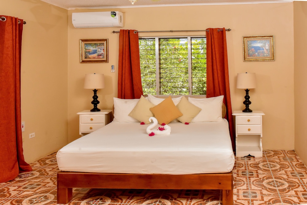 Paradise A &B, Premium 2 Bedroom Ocean View Suite, 2 King Bed, with Kitchen and Living Area