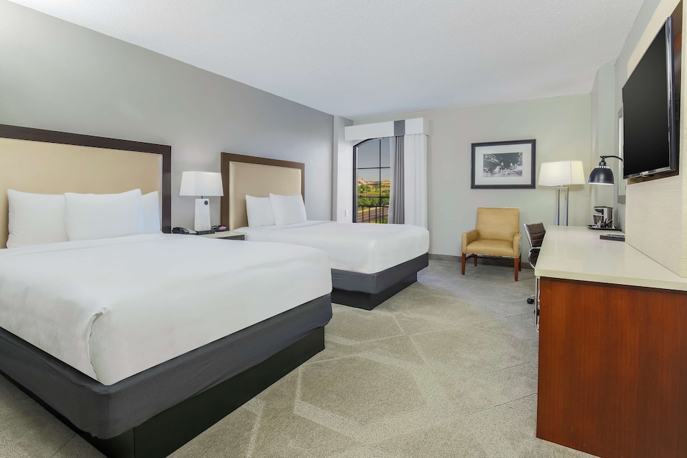 Room, 2 Queen Beds, Accessible, Bathtub