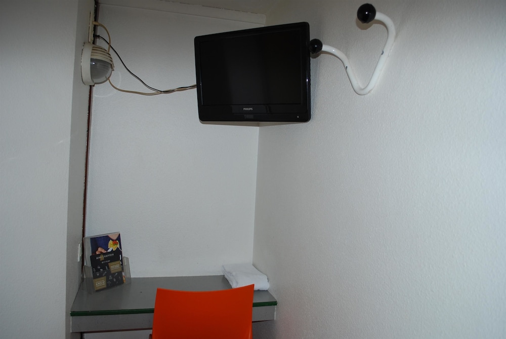 Standard Room, 3 Twin Beds - Photo 6