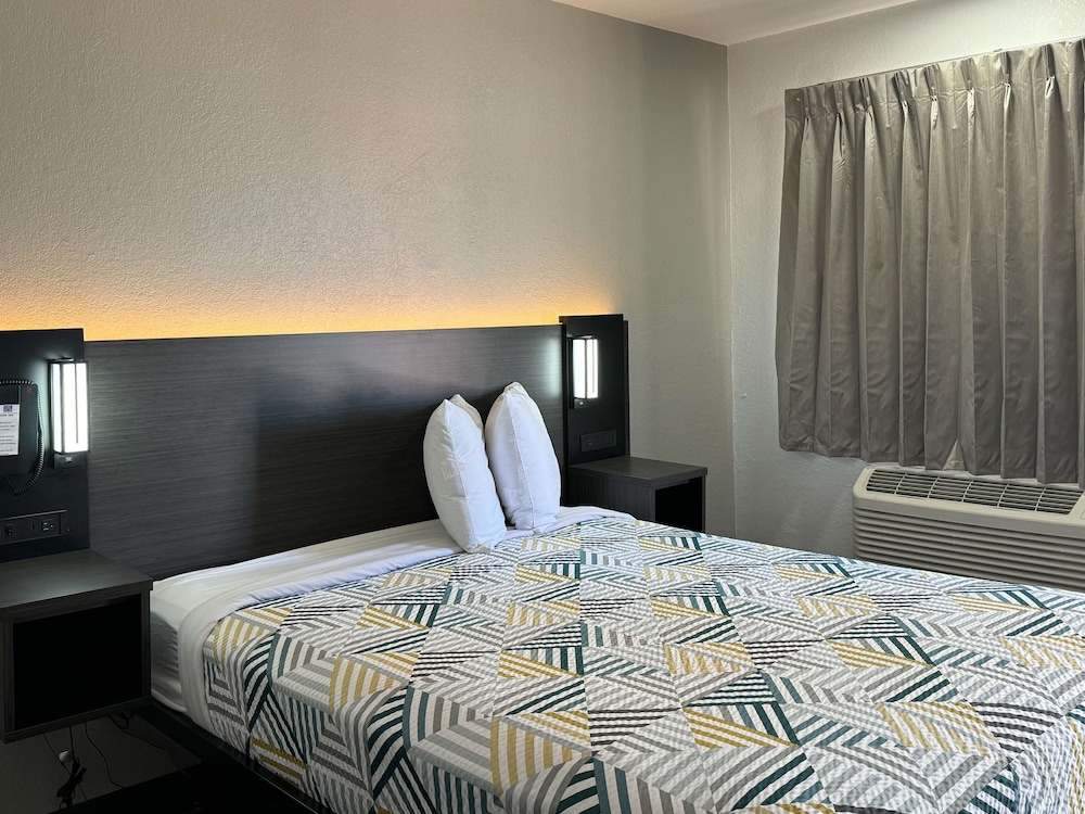 Standard Room, 1 Queen Bed, Non Smoking, Refrigerator