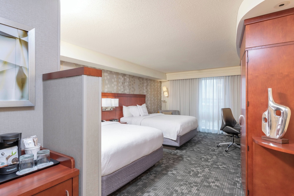 Room, 2 Queen Beds (Mobility Accessible, Tub) - Photo 2