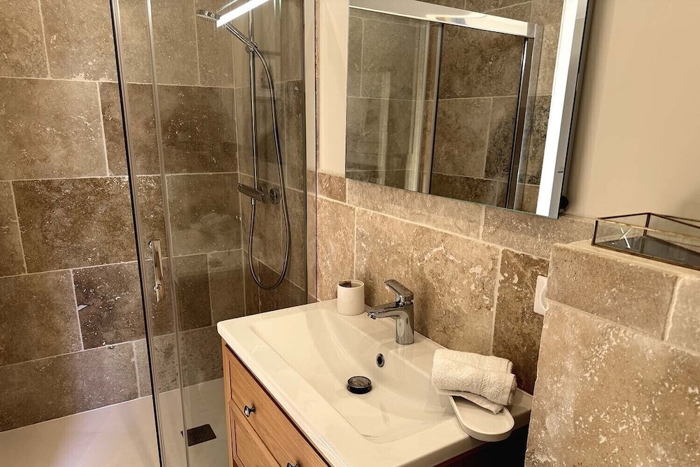Double or Twin Room, Ensuite, Lake View photo 3