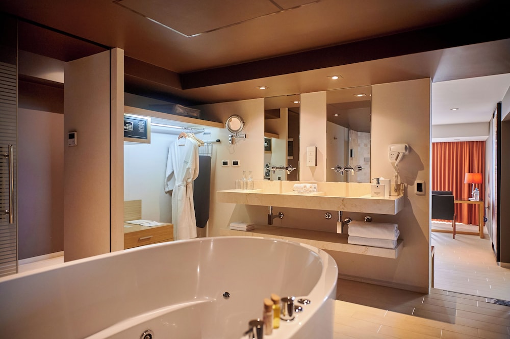 Deluxe Suite, 1 King Bed (Spa) - Photo 6