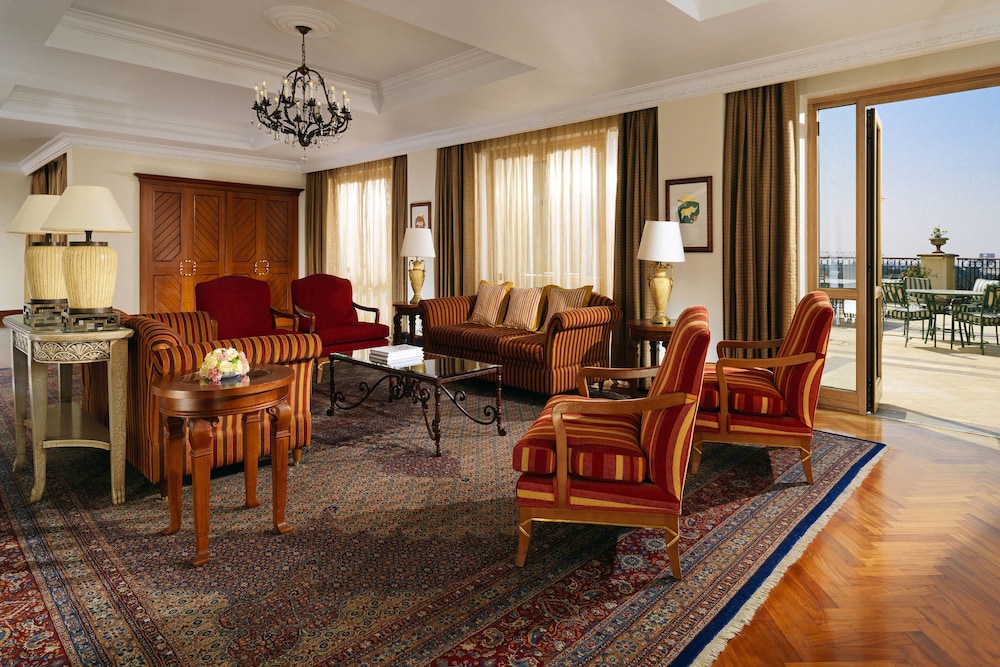 Executive Suite, 1 King Bed, Smoking, Balcony - Photo 2
