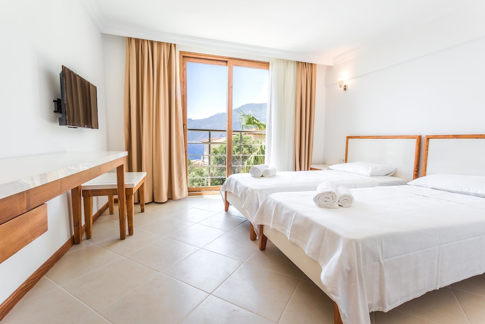 Standard Twin Room, Partial Sea View photo 3
