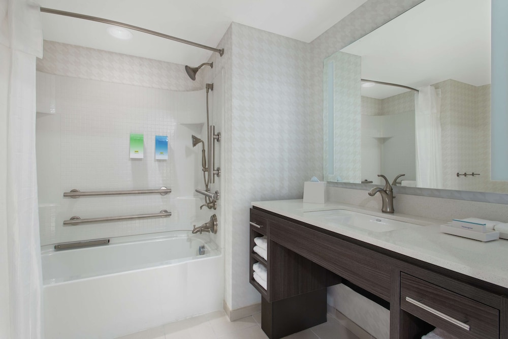 Studio, 1 King Bed, Accessible, Bathtub (Mobility & Hearing) photo 3