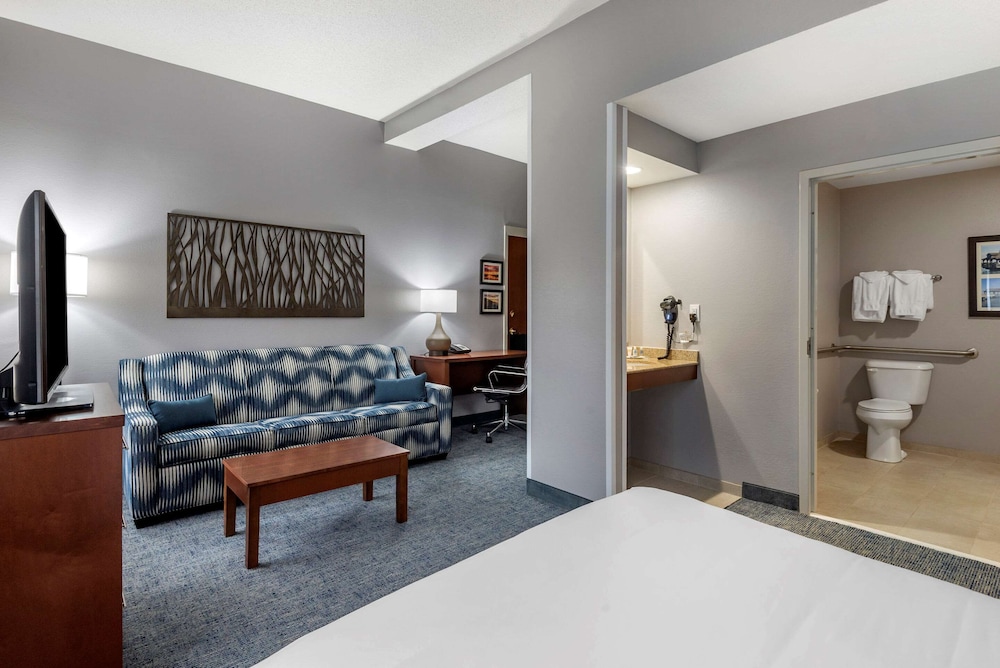 Suite, Non Smoking (2 Queen Beds with Sofabed) - Photo 2
