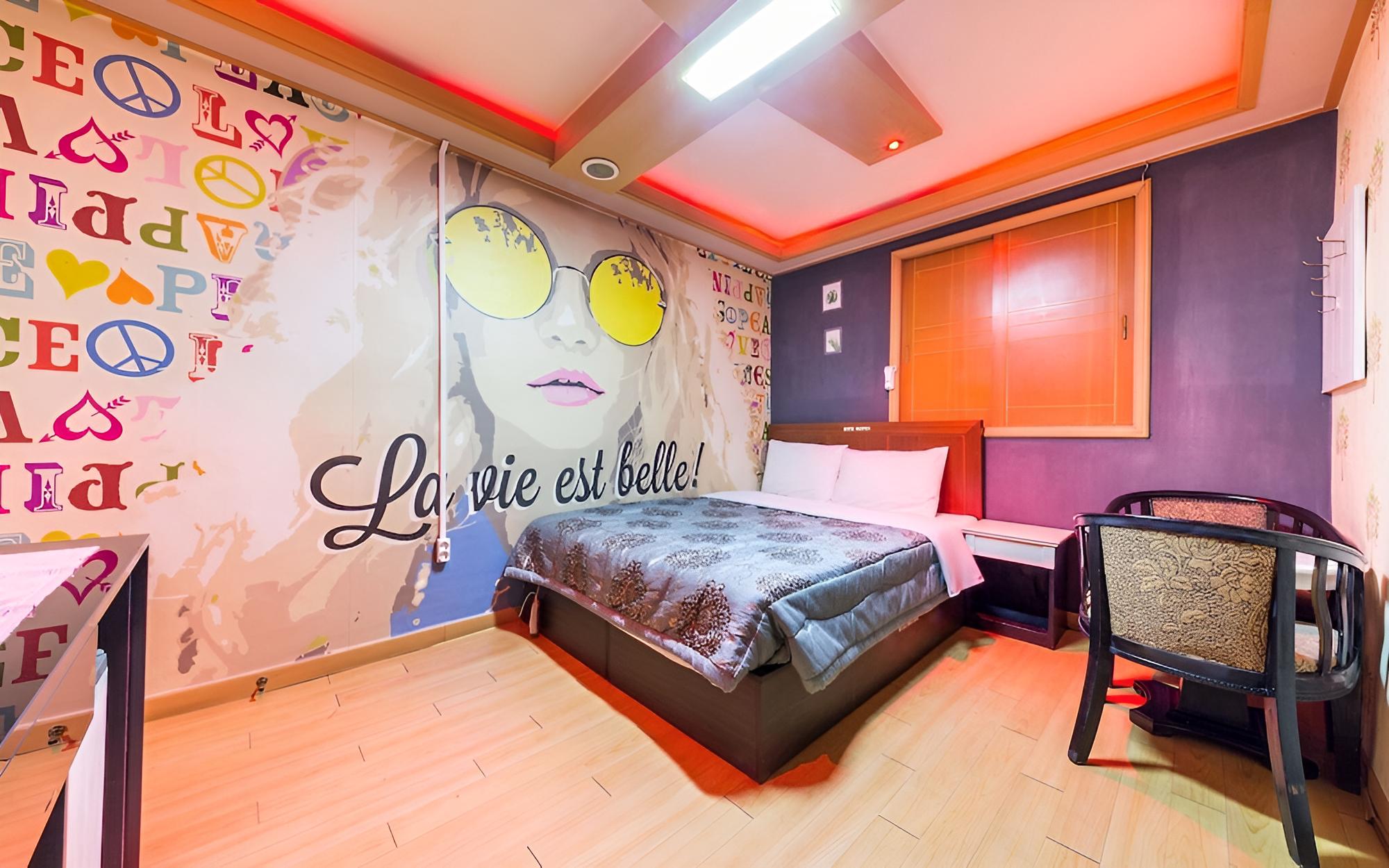 Room (Couple PC Room (Netflix available))