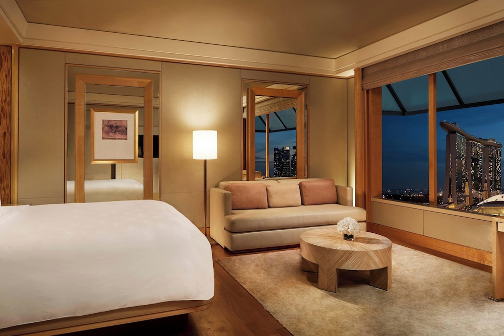 Club Deluxe Room, 1 King Bed, Non Smoking, Bay View, High Floor (Club Deluxe Marina)