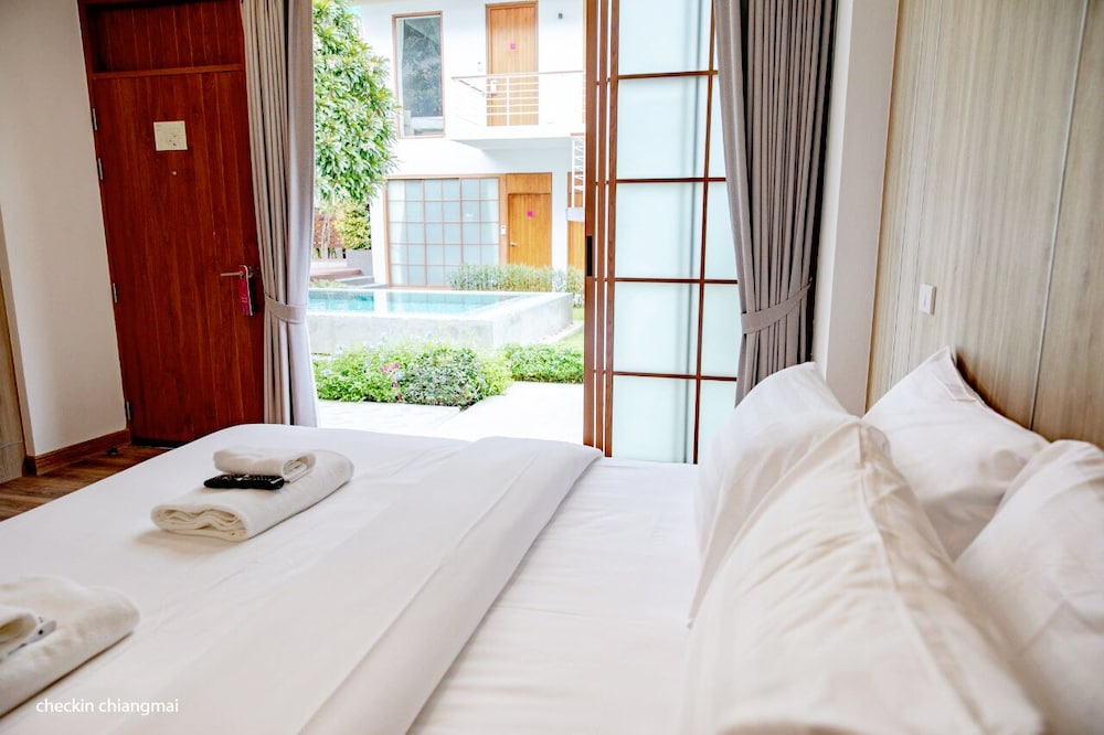 Deluxe Room, 1 King Bed (1st Floor) - Photo 4