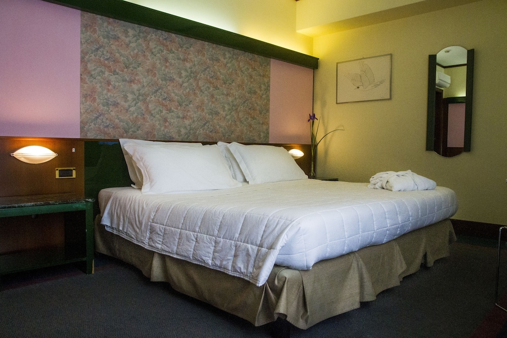 Standard Double or Twin Room - Photo 2