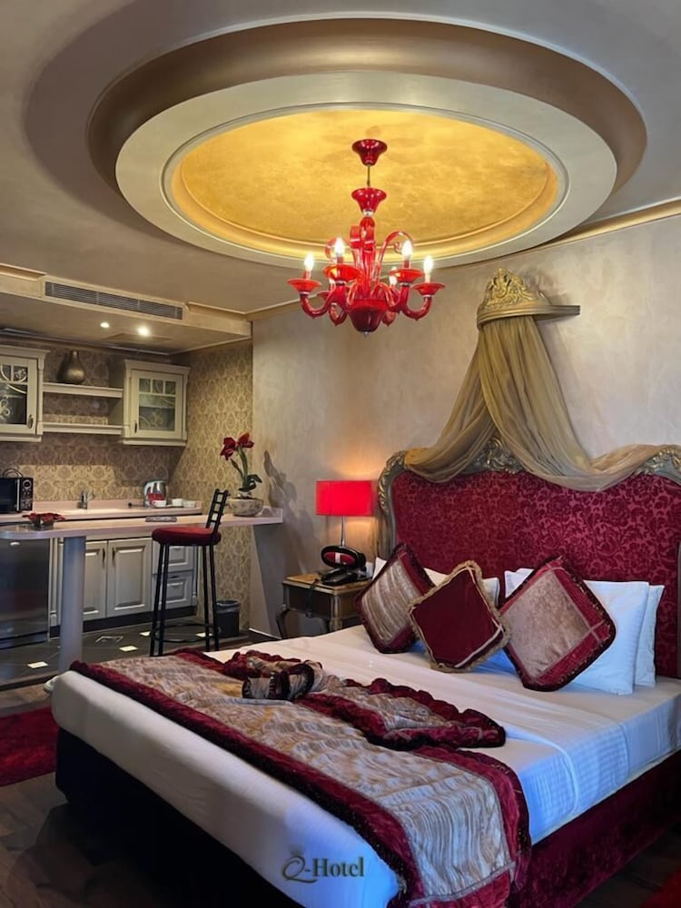 Honeymoon Room, 1 King Bed photo 2