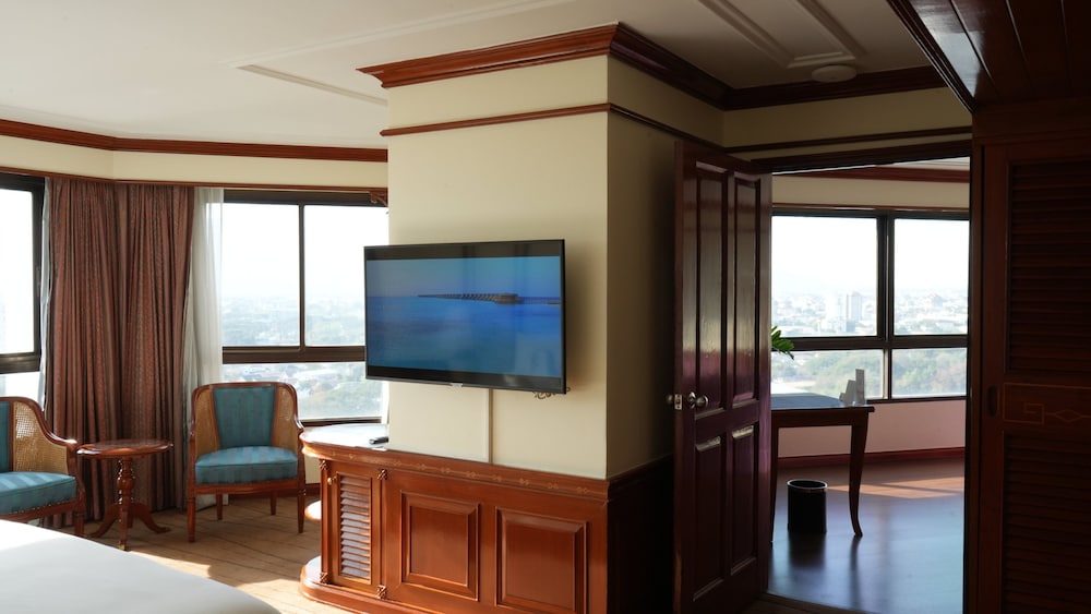 Grand Suite, 1 King Bed, River View - Photo 2