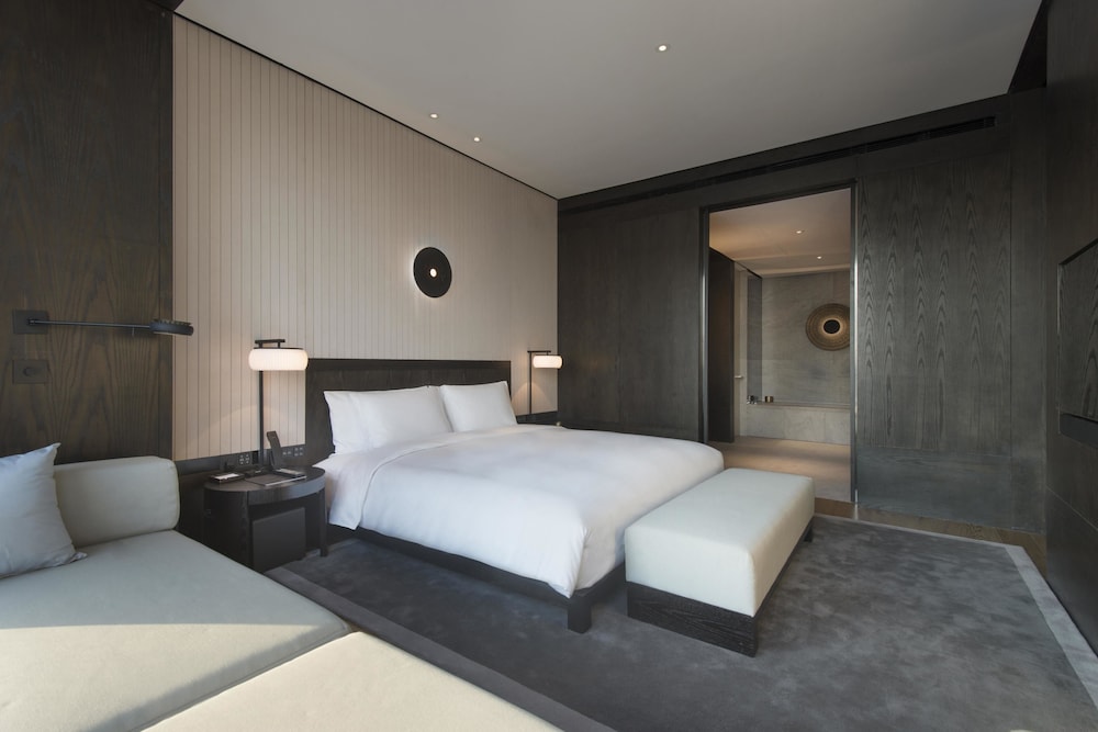 1 King Bed High-rise View photo 2