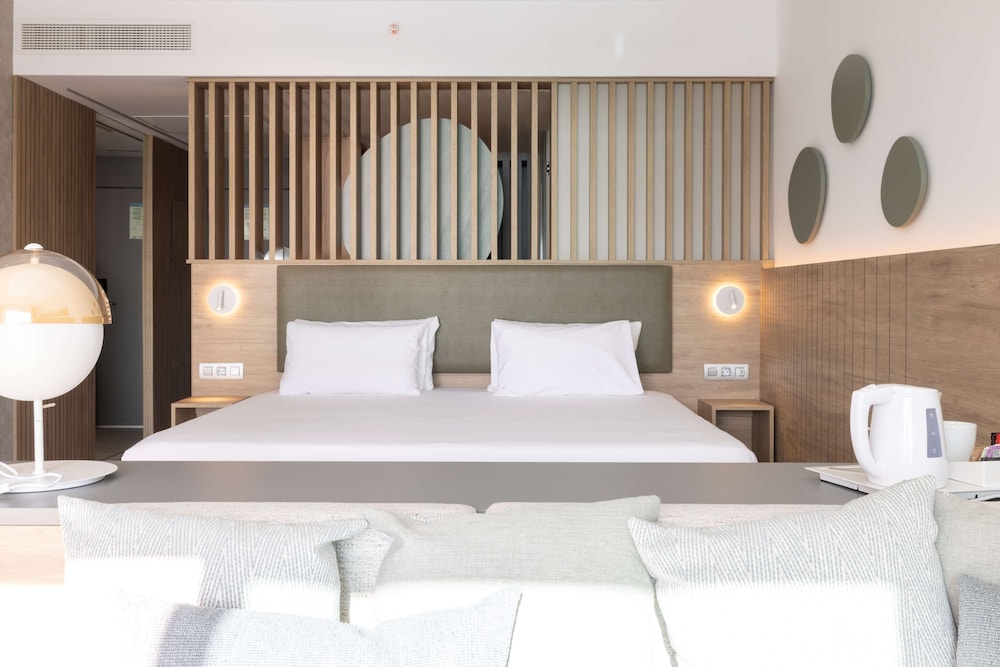 Junior Suite (Ocean Front View)