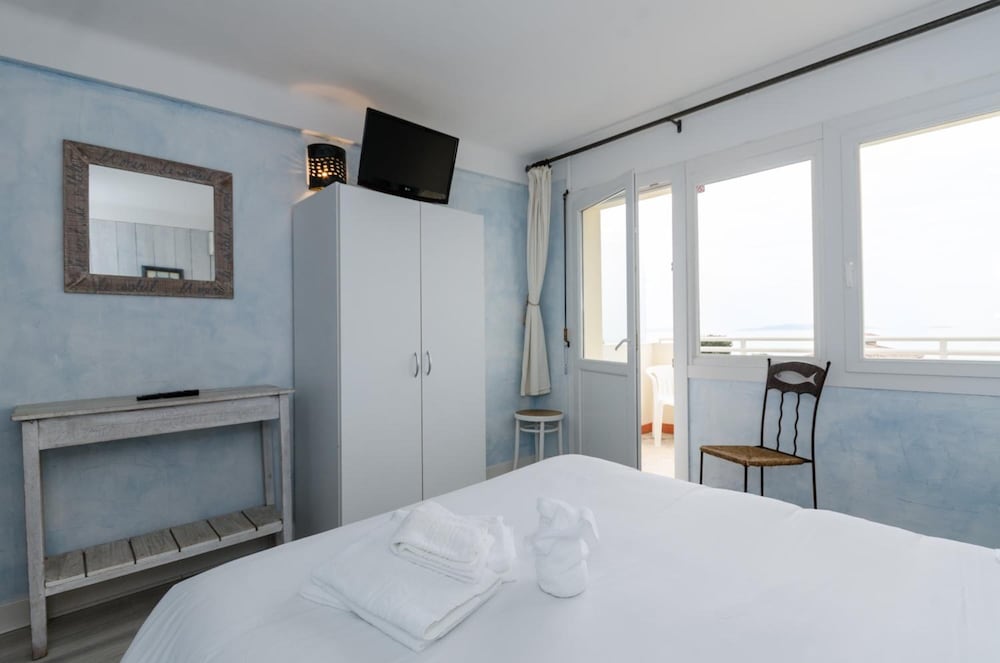 Double Room, Sea View - Photo 2