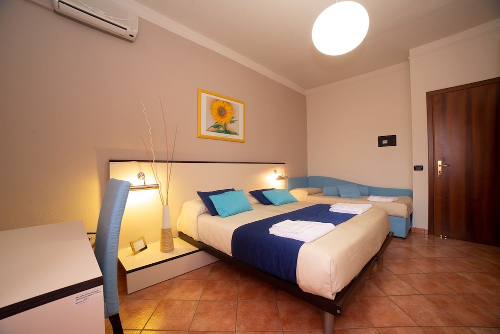 Classic Triple Room, Partial Sea View photo 2