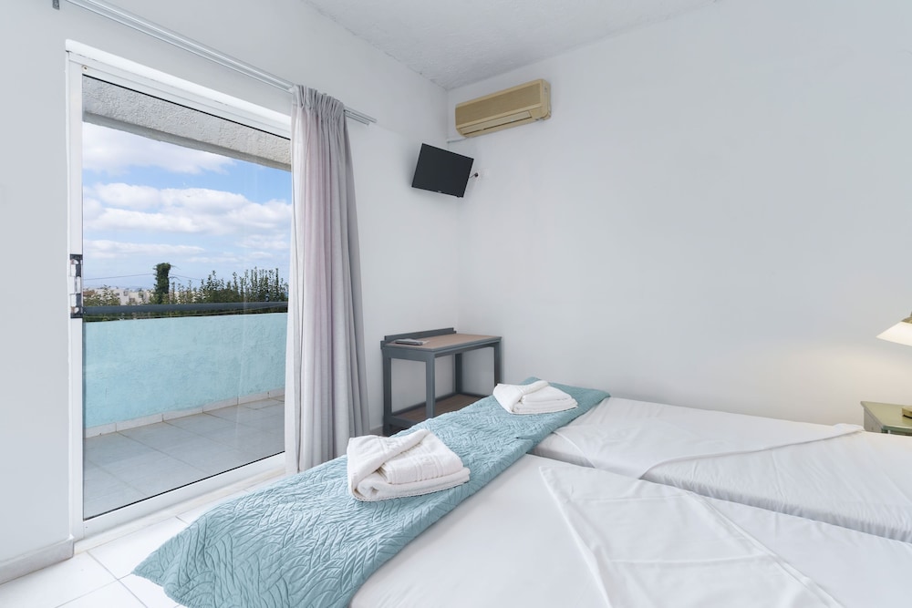Classic Double Room, Partial Sea View photo 3