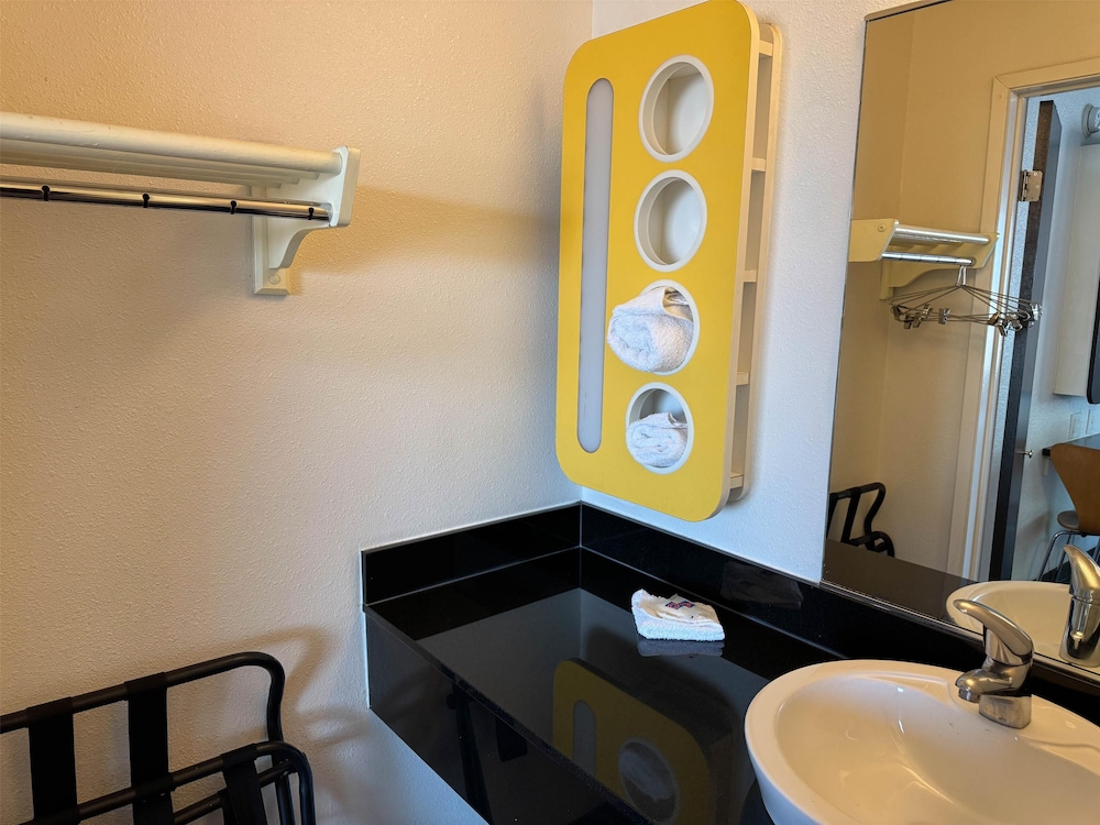 Premium Room, 1 Queen Bed, Non Smoking, Refrigerator photo 2