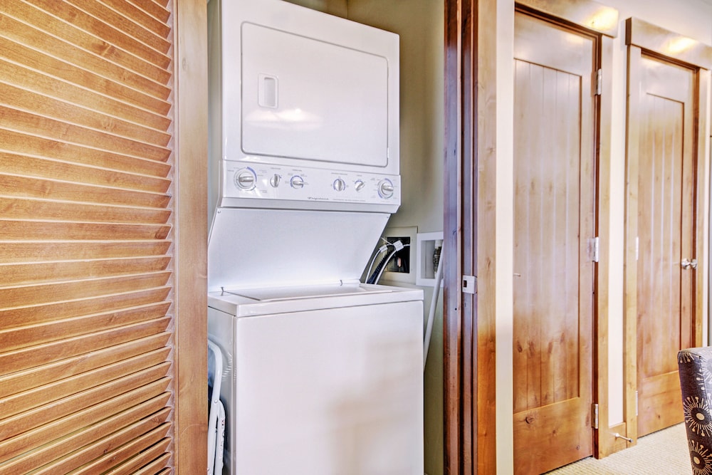 Condo, 2 Bedrooms, Slope side photo 3