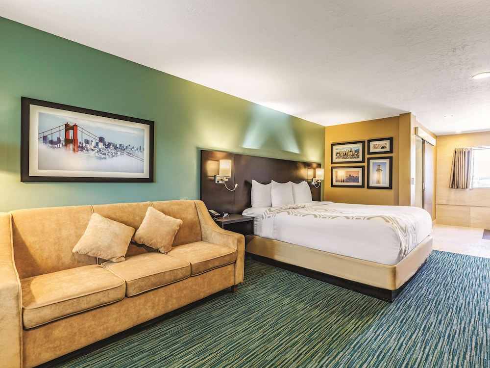 Deluxe Room, 1 King Bed, Non Smoking - Photo 1