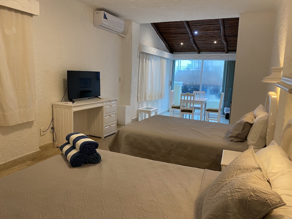 Standard Studio Suite, 2 Double Beds, Sea View, Beachside