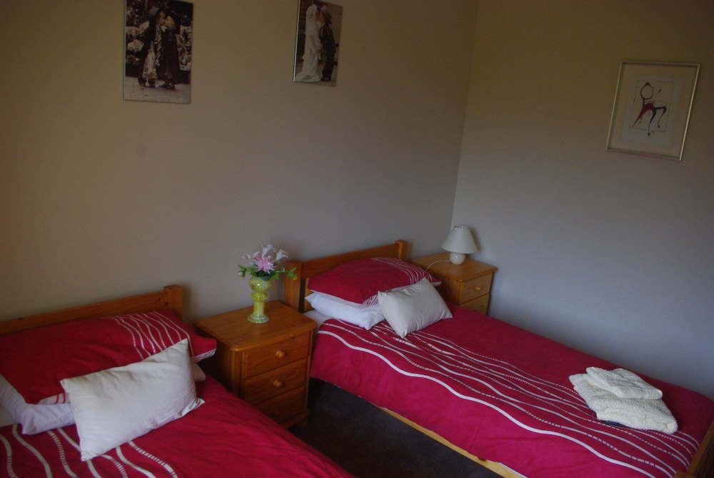 Twin Room, Shared Bathroom (Olwyn) photo 1