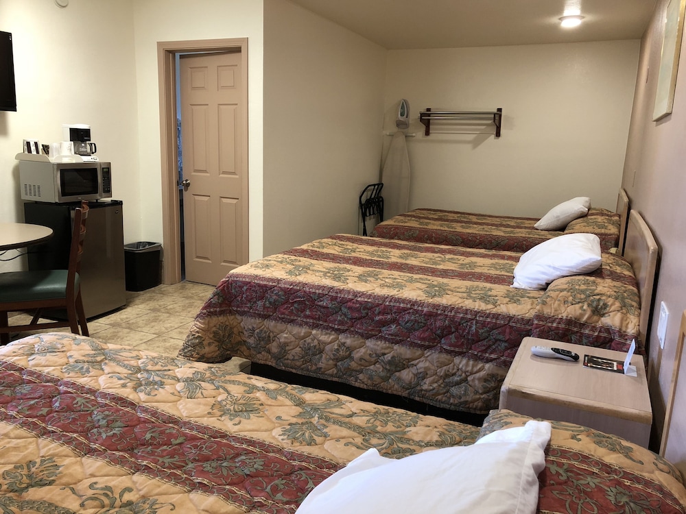 Triple Room, Refrigerator & Microwave (3 Queen Beds) photo 2