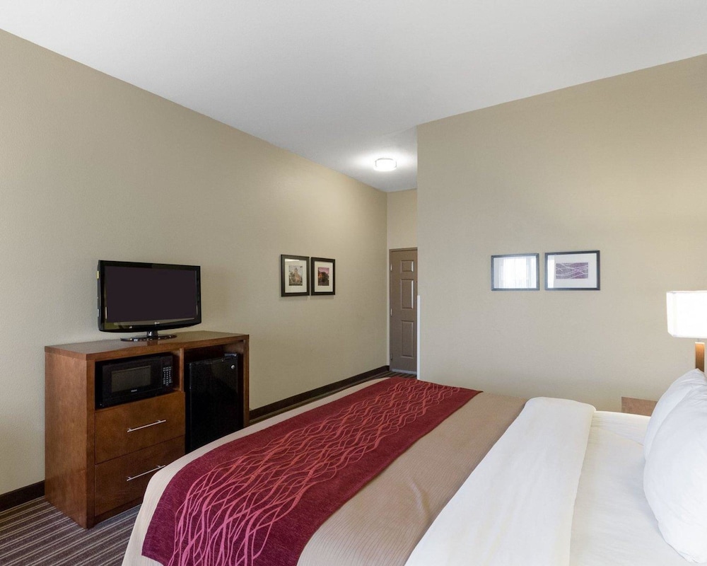 Standard Room, 1 King Bed, Non Smoking - Photo 2