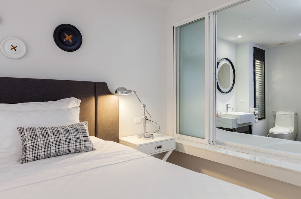 Deluxe Room, Pool View - Photo 2