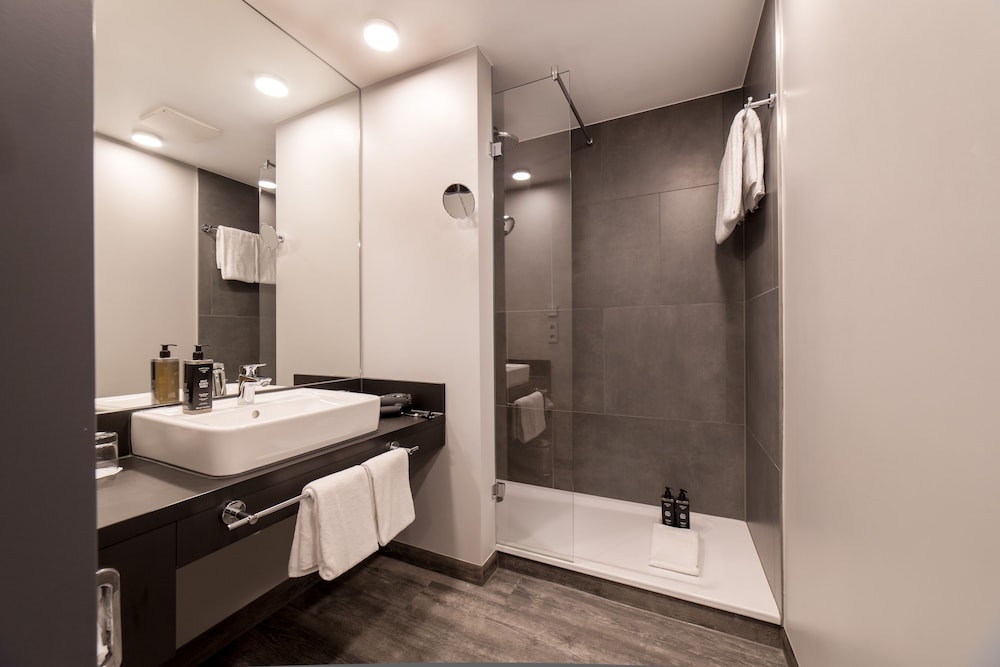 Suite - Photo 11