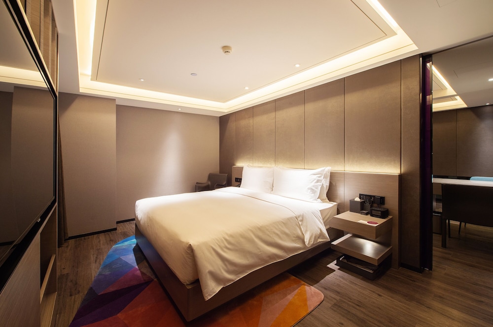 Deluxe Room, 1 King Bed photo 3