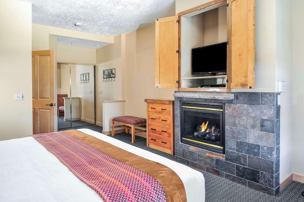 1 Bedroom 1 King or 2 Queens Suite Plus - Photo 1