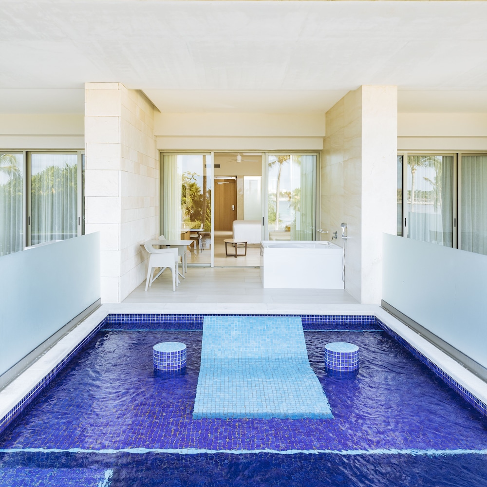 Junior Suite (swim Up Premium Level)