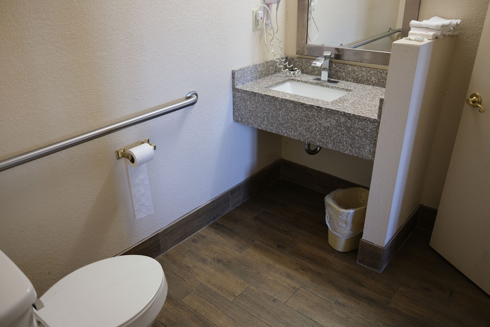 Superior Room, 1 King Bed, Accessible, Non Smoking (Roll-In Shower) - Photo 4