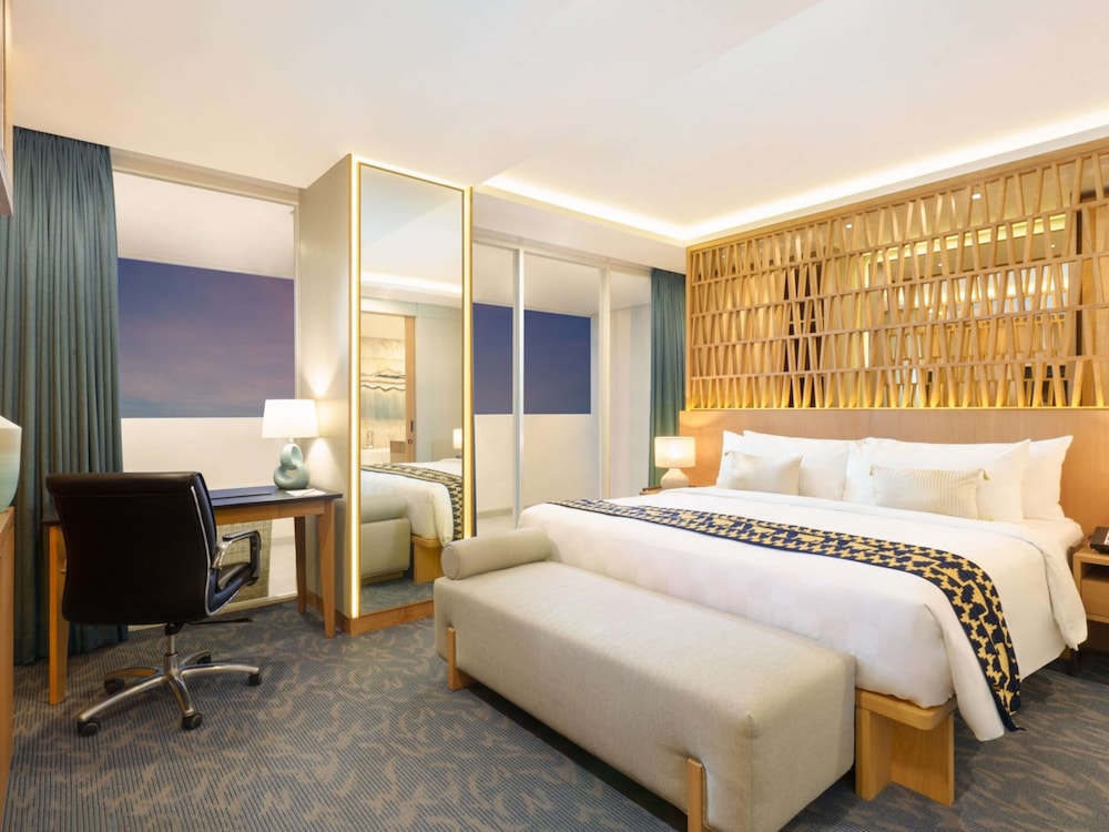 2 Bedroom President Suite - King Bed 1 Queen Bed - Balcony - Sea & City View