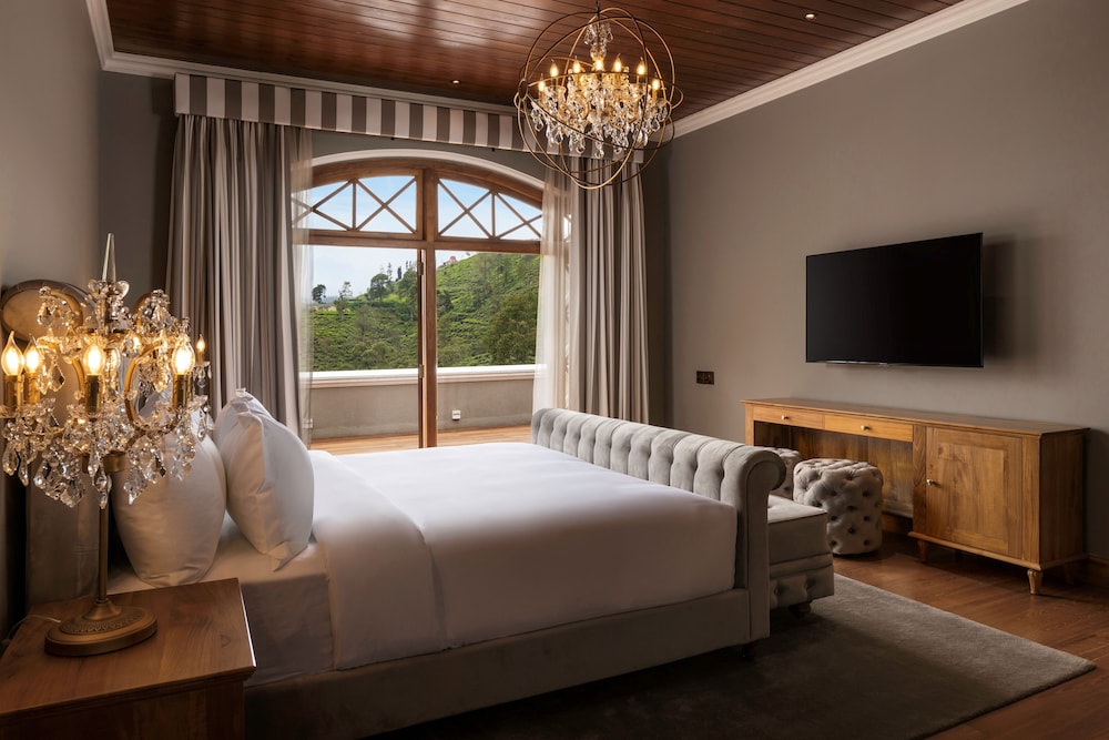 Luxury Double Room, 1 King Bed, Balcony, Mountain View photo 2