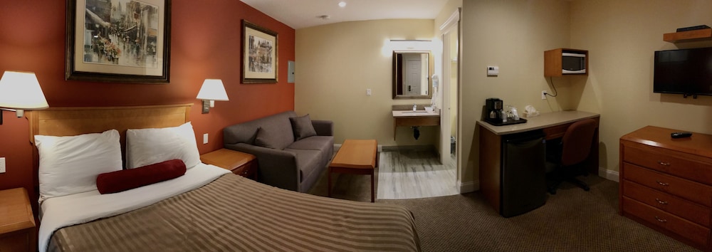 Deluxe Studio, 1 Queen Bed, Courtyard Area photo 3
